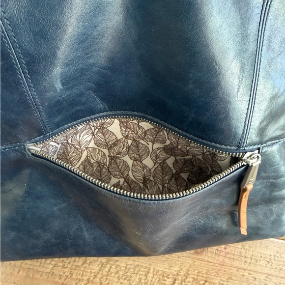 HOBO Blue Convertable Bag with Brown Leaf Patterned Interior - Picture 4 of 10